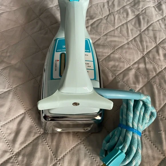 Vintage Electric Iron with Aqua Cord - Picture 11 of 13